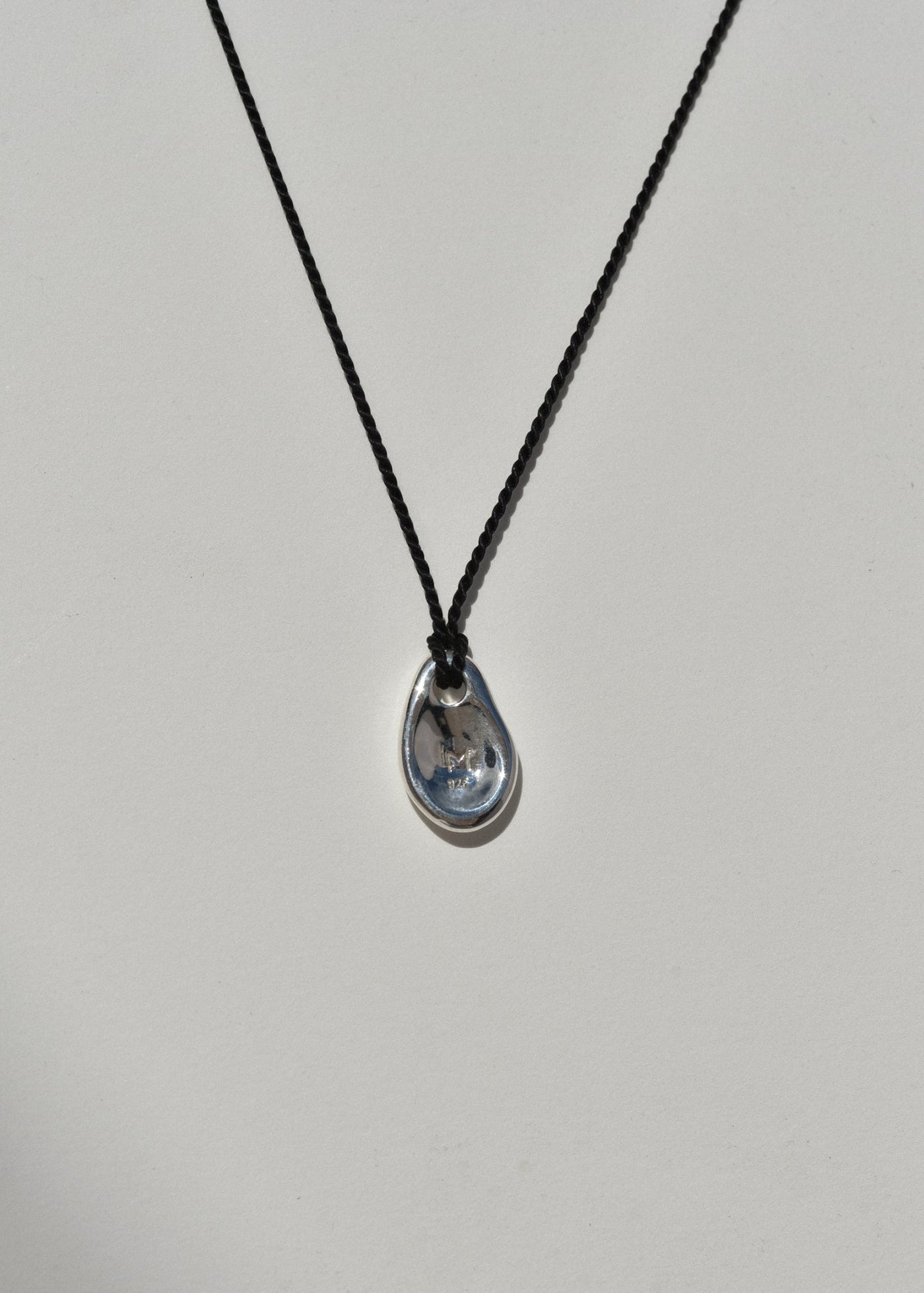 アクセサリー DOUBLE BEAM LINK ON SILKY CORD NECKLACE Double Beam Link with White Pavé Diamonds on Silky Cord