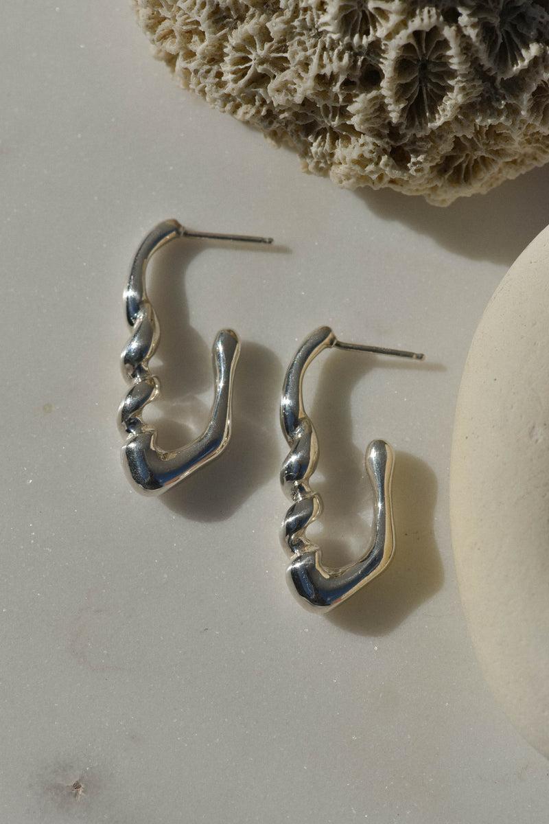 Kleine Korkenzieher-Ohrringe aus Sterlingsilber