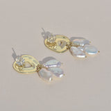 Kastagnetten-Ohrringe aus Messing mit weißen Perlen