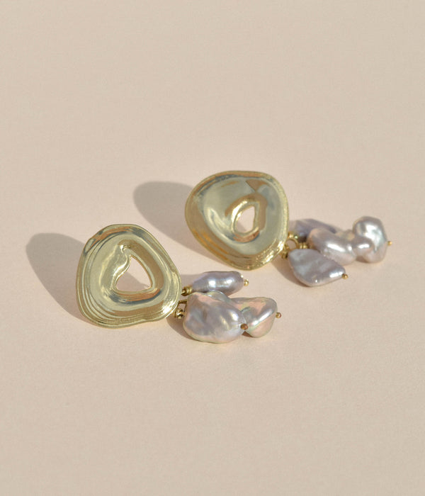 Kastagnetten-Ohrringe aus Messing mit schwarzen Perlen