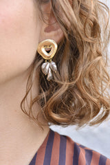 Kastagnetten-Ohrringe aus Messing mit schwarzen Perlen