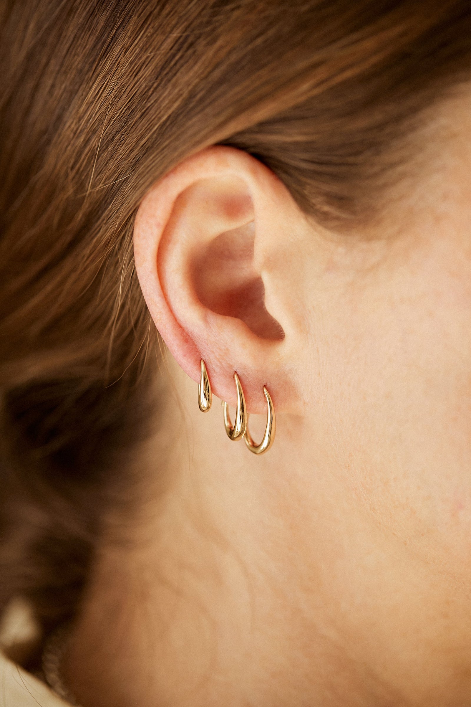 Medium Oval Sempre Hoop in 14k Yellow Gold – Leigh Miller